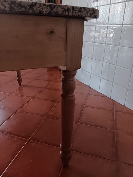 Mesa de carvalho e granito