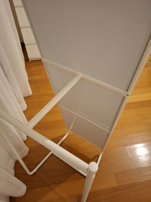 Espelho de pé branco com cabide, muito bom estado