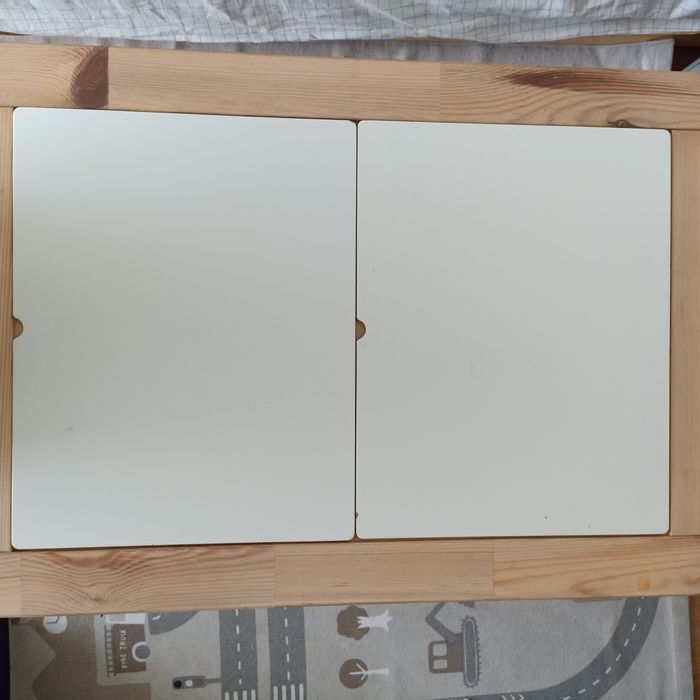 Mesa Flisat + caixas Trofast