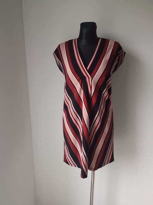 Sukienka paski bez rękawów dekolt w serek V klasyczna lekka coguette