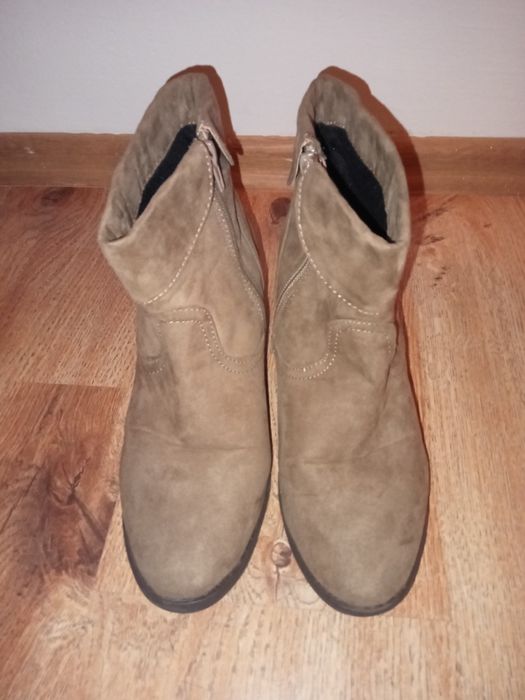 Botki damskie wiosenno -jesienne na obcasie.