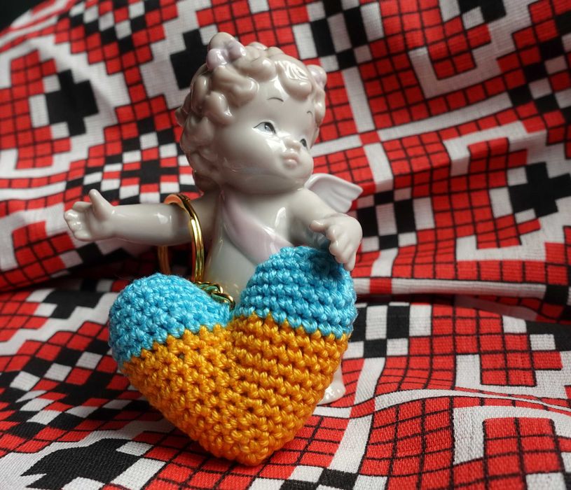 Брелок Сердце Украины. Сувенир.  Вязаный. Ручная работа Амигуруми.