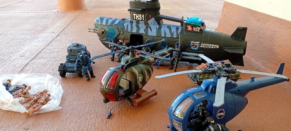 Helicópteros carros e bonecos424445608156866561