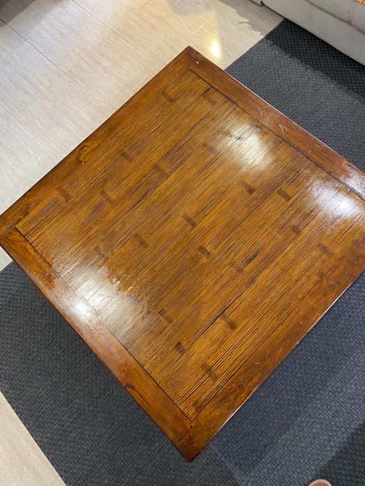 Mesa de sala de madeira