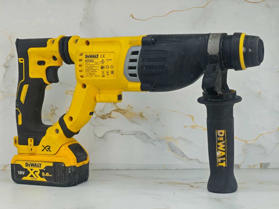Młotowiertarka DeWalt DCH263 18V z akumulatorem 5Ah i ładowarką