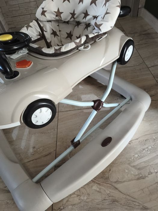 Chodzik dla dziecka beżowy auto