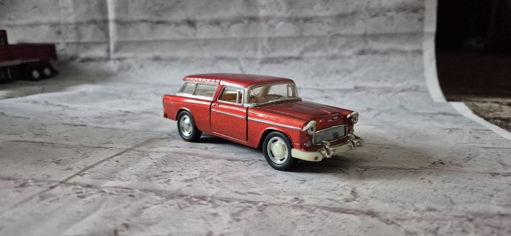 Машинка  Kinsmart 1955 Chevy Nomad, виготовлена з металу в масштабі 1:40.