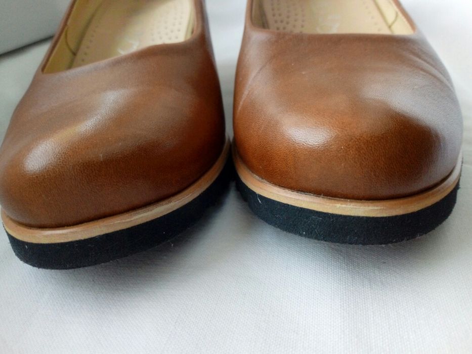 Skórzane buty na koturnie Conhpol