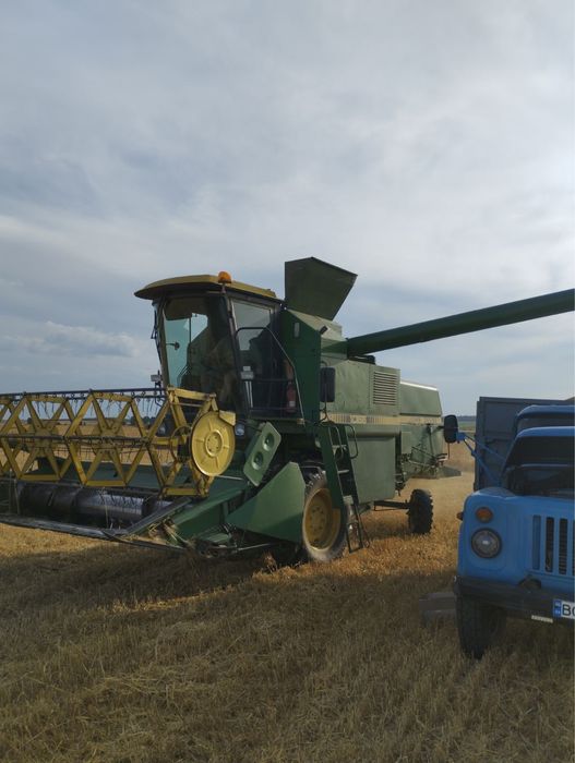 Комбайн John Deere 1055