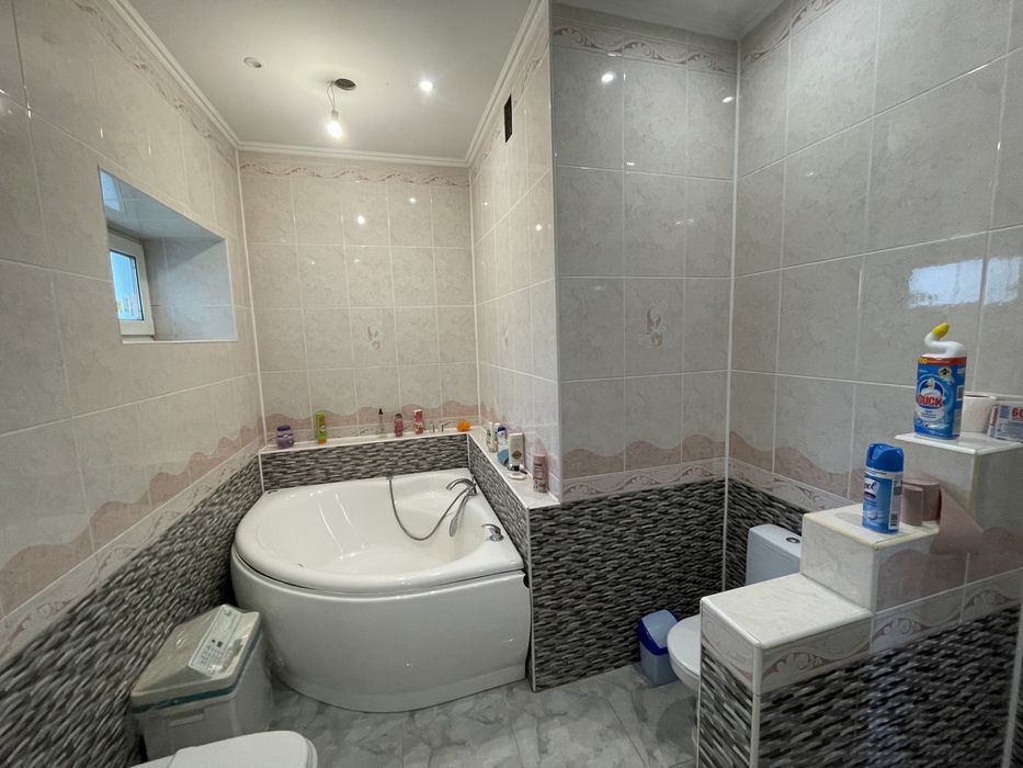 Продам будинок з басейном і підвалом на березі річки