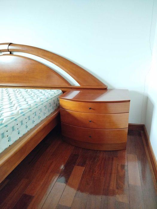 Cama de Casal em Madeira + 2 Mesinhas Cabeceira + Estrado + Colchão + Oferta Edredão inverno