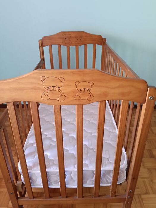 Cama de bebe de madeira