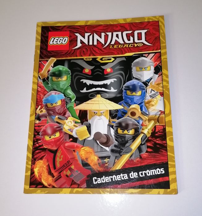 Caderneta de cromos Lego Ninjago.