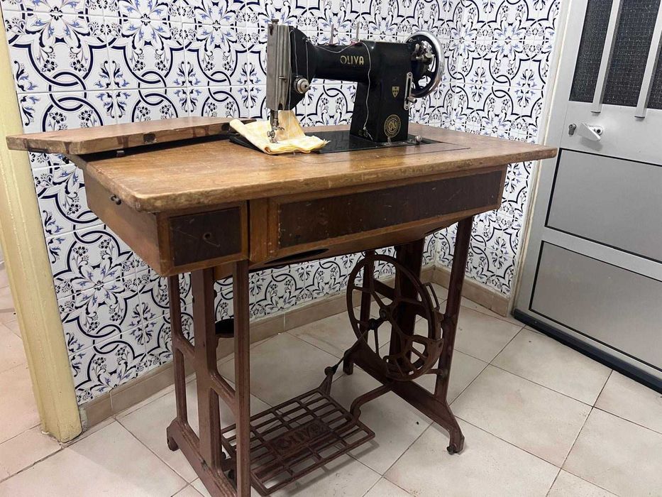 Máquina de Costura Antiga Oliva CL 45 com Móvel