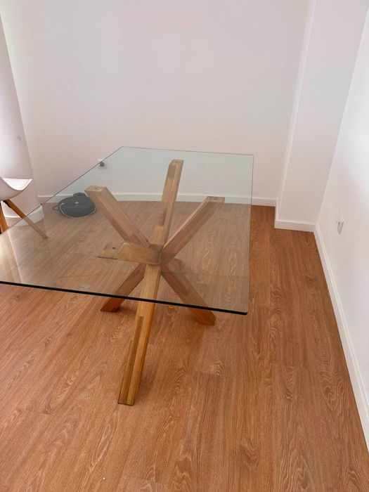 Mesa com tampo em vidro