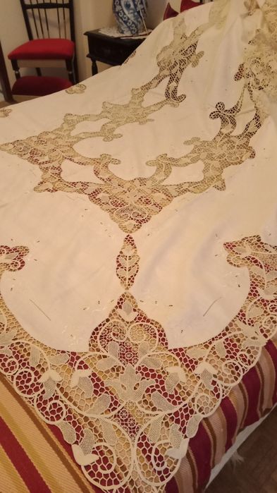 Toalha de mesa em linho bordado veneziano