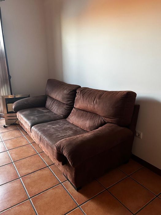 Sofá castanho rústico