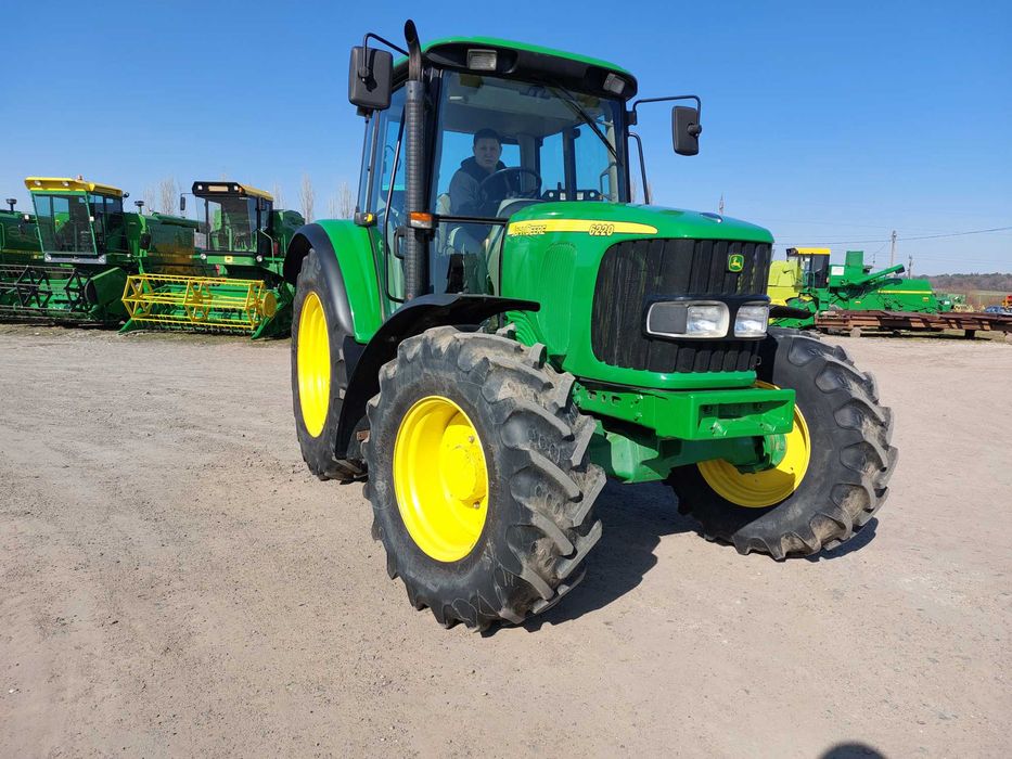 Трактор John Deere 6220