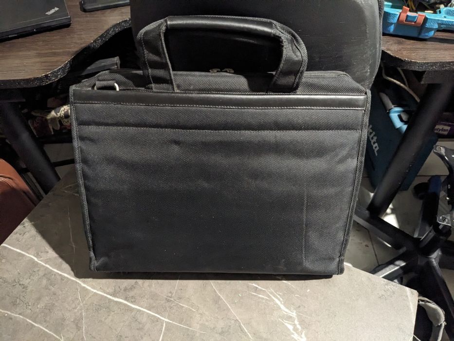 Портфель DERBI для бизнеса и ноутбука недорого - треть цены.