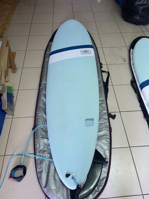 Prancha de surf Ocean & Earth Happy Hour Epoxy Softop 7.0 (52L) em bom estado geral, vendida com capa de proteção.