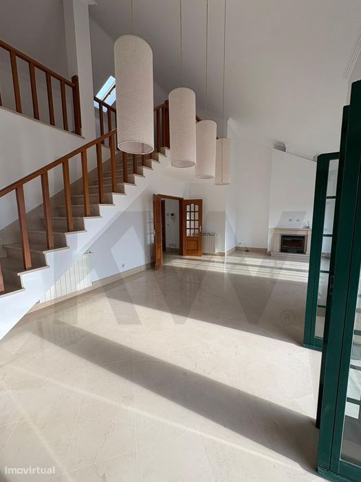 ARRENDA T3+1 Condomínio Privado | piscina, garagem e jardim centro Alc