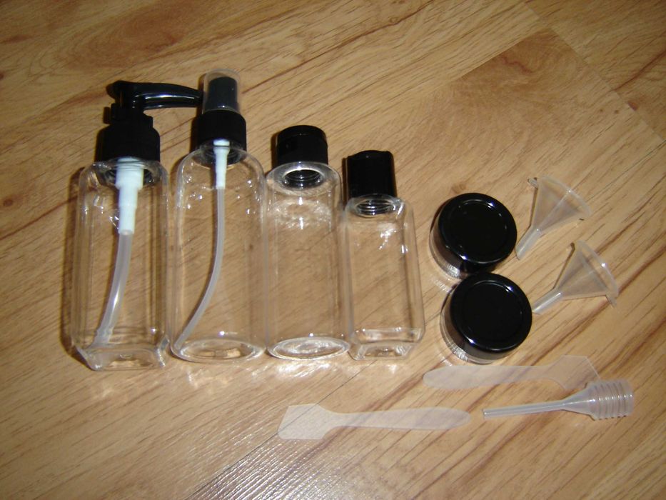 Zestaw pojemników podróżnych