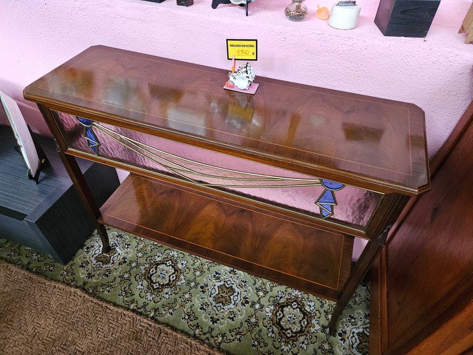 Excelente consola em madeira com acabamento e