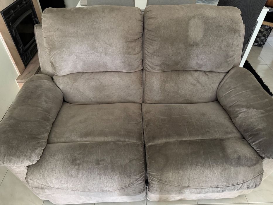 Conjunto de dois sofás e mesa