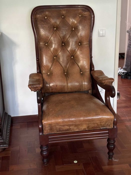 Poltrona Estilo Wingback em Cabedal Vintage