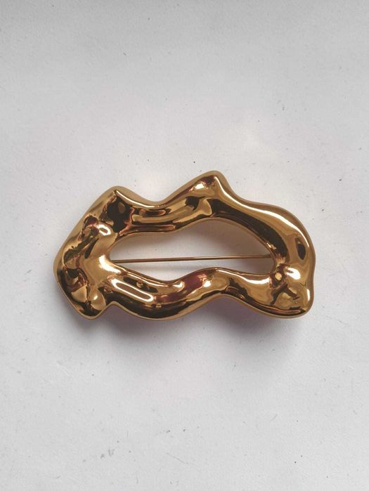 Elegancka złota broszka – Nieregularny, nowoczesny kształt