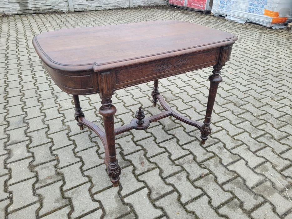Elegancki dębowy stół.