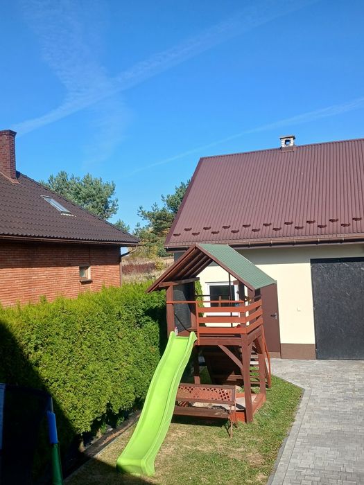 Drewniany domek dla dzieci
