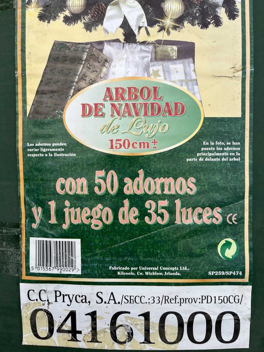 Árvore de Natal com decoração e iluminação