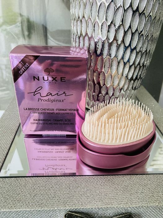 Nuxe szczotka brush zamykana do torebki szampon maska odżywka kerastas