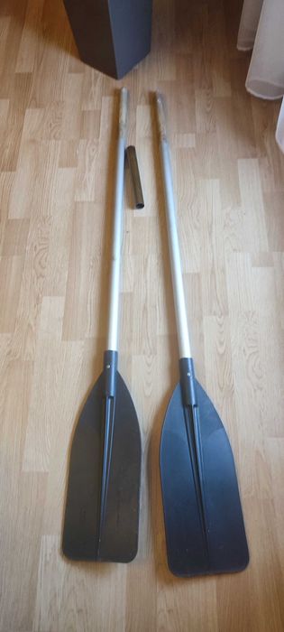 Wiosła do małej łódki. Po złączeniu przy pomocy metalowej rurki stają się wiosłem do kajaka.