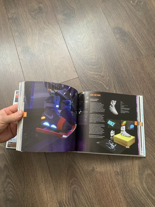 Книга про кросівки та бренди