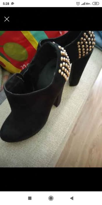 Botins pretos com tachas