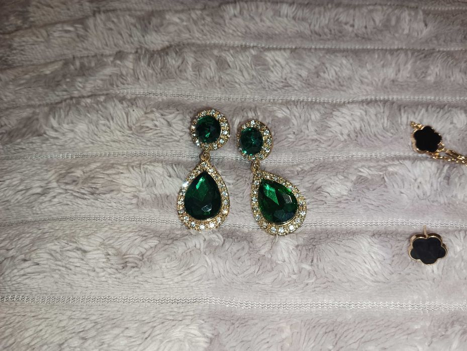 różnorodna biżuteria kostiumowa