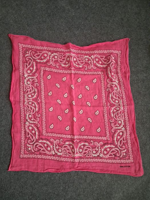 Różowa bandana, 100% z bawełny, ozdobiona tradycyjnym wzorem Paisley