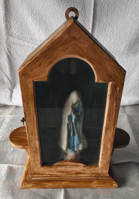 Oratório antigo com santa