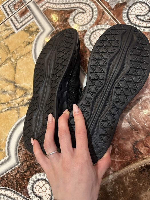 Жіночі кросівки