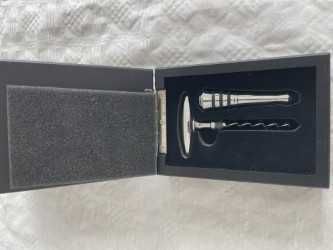 Saca-rolhas em sua caixa