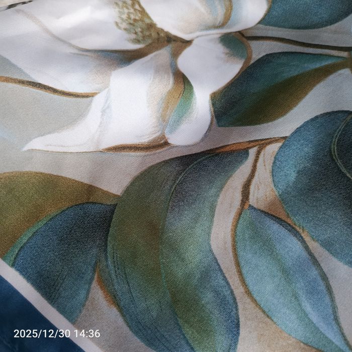 Nowa apaszka jak jedwab lilie 70 x 70