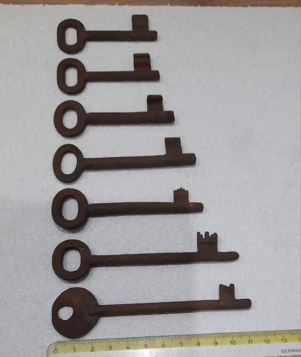 Zestaw starych kluczy.