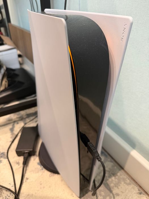 PlayStation 5 та два джойстики