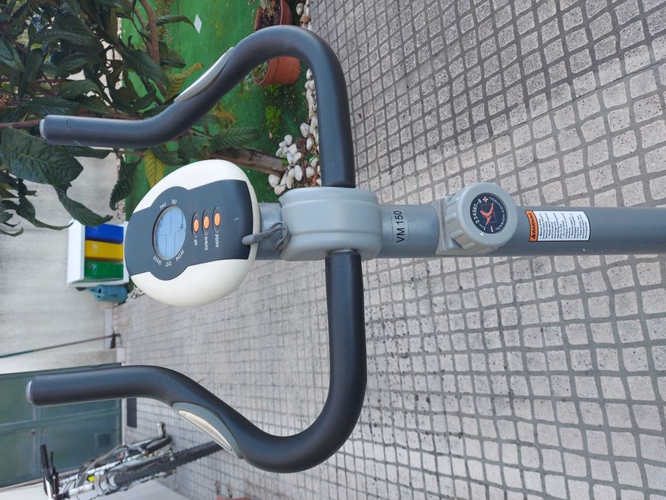 Bicicleta estática de ginástica, cinzenta e preta