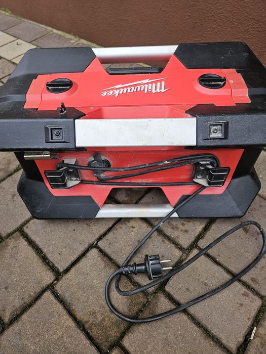 Milwaukee  radio  model C12-28DCR