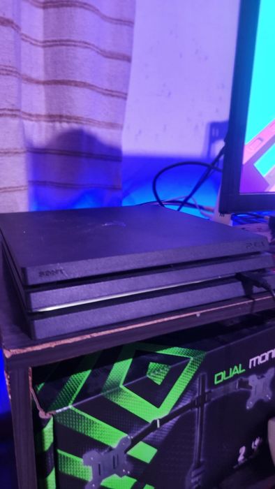PlayStation 4 PRO , COMO NOVA, 3 JOGOS DE OFERTA! Comando e carregador incluídos!