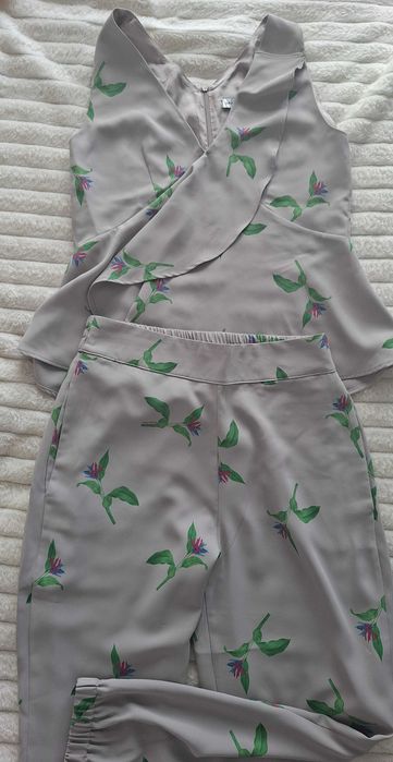 Conjunto, calças e top. Lindo!!! Tecido confortavel .Ana Sousa