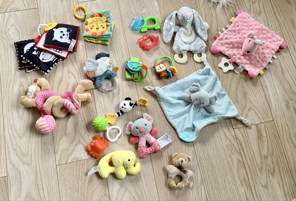 Zabawki dla niemowlaka - grzechotki, miekkie ksiażeczki, przytulanki